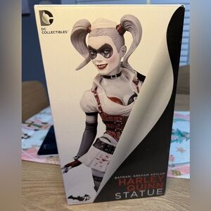 DC Collectibles Batman: Arkham Asylum Harley Quinn Statue NEW